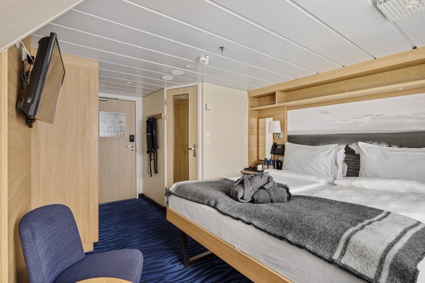 HX Hurtigruten Expeditions, MS Spitsbergen, Arctic Superior U, Credit - Espen Mills 1.jpg